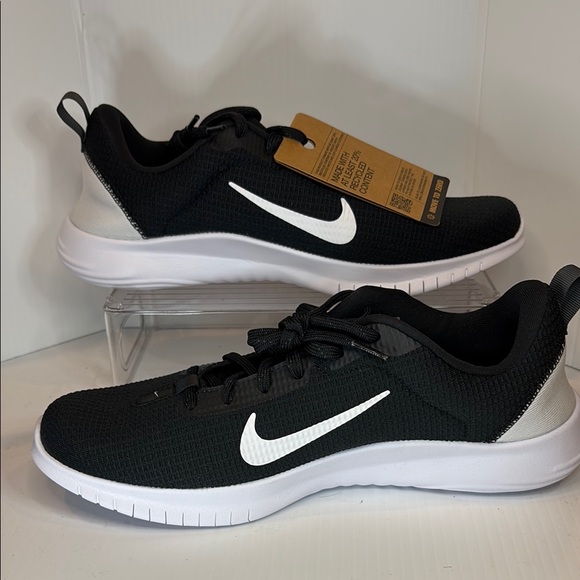 Nike Black and White Athletic Shoes with Modern‎ Design en estate box 16